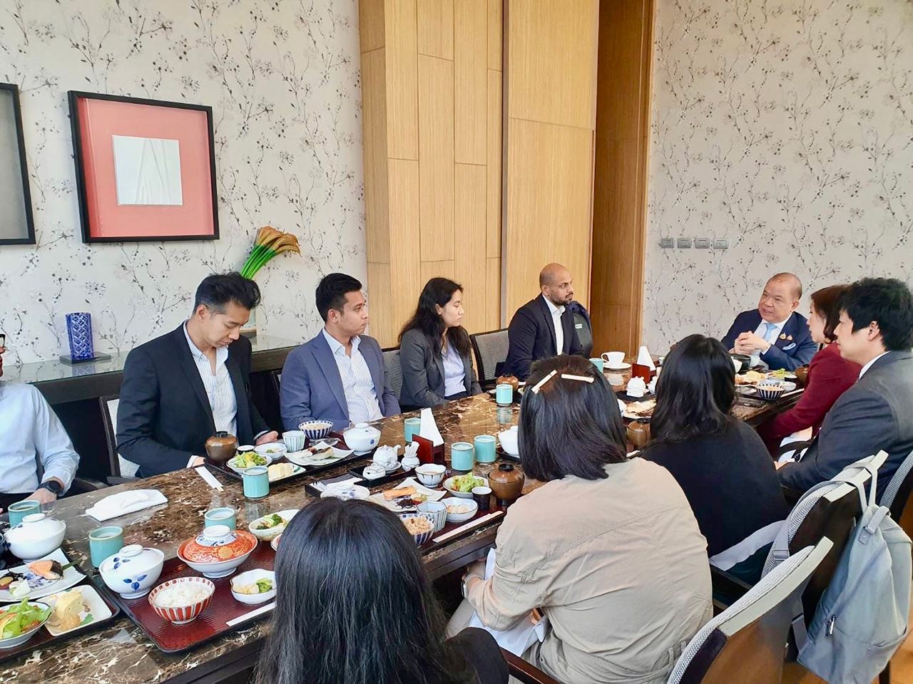 “พิชัย” ชวน外国投资者投资泰国，敦促“新政府”推动出口复苏，加快解决泰铢升值及家庭债务问题