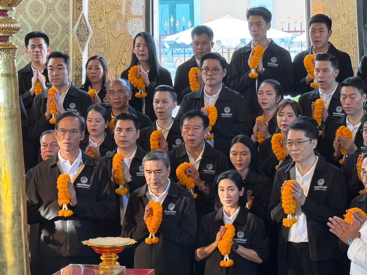 “阿披实” 带领民主党曼谷议员候选人拜访城市柱神社 激励信心迎接选举