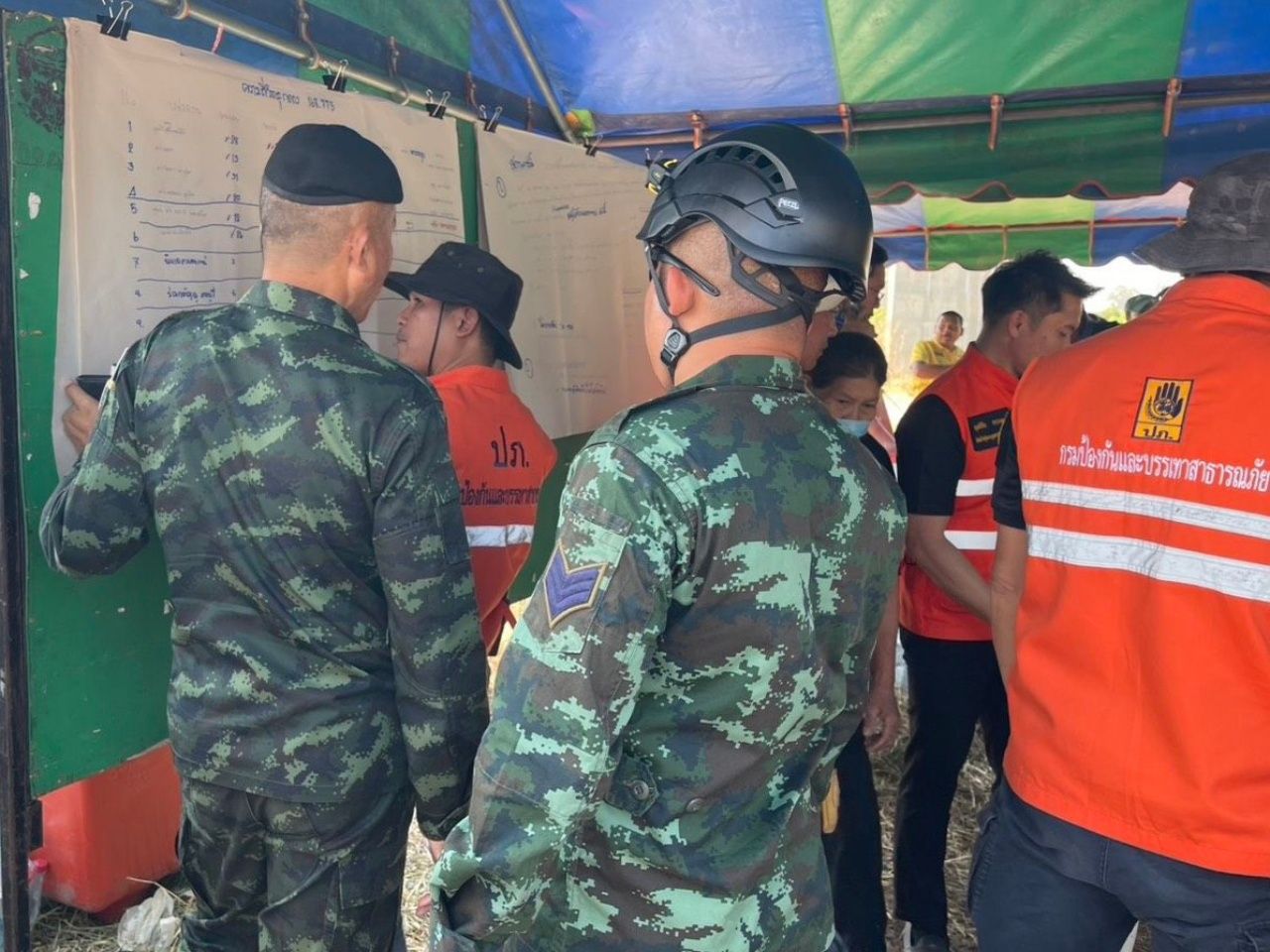 陆军派快速反应部队协助被起重机压住的列车遇难者 所有滞留人员已被疏散