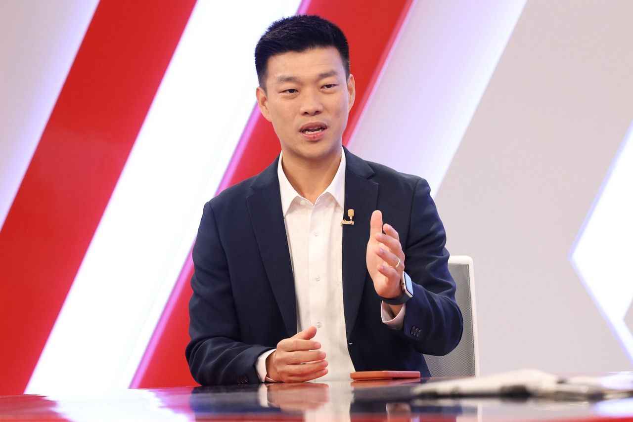 “腾·纳特彭” 向公众道歉，将安努廷选为总理，指出69选举中橙色党与蓝色党竞争组建政府