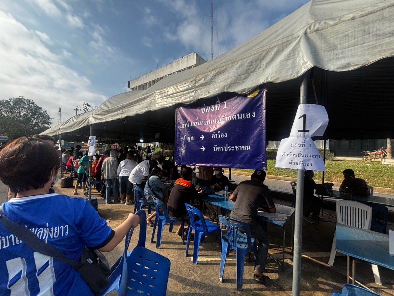 居民继续涌入合艾市政府登记领取洪水救济金