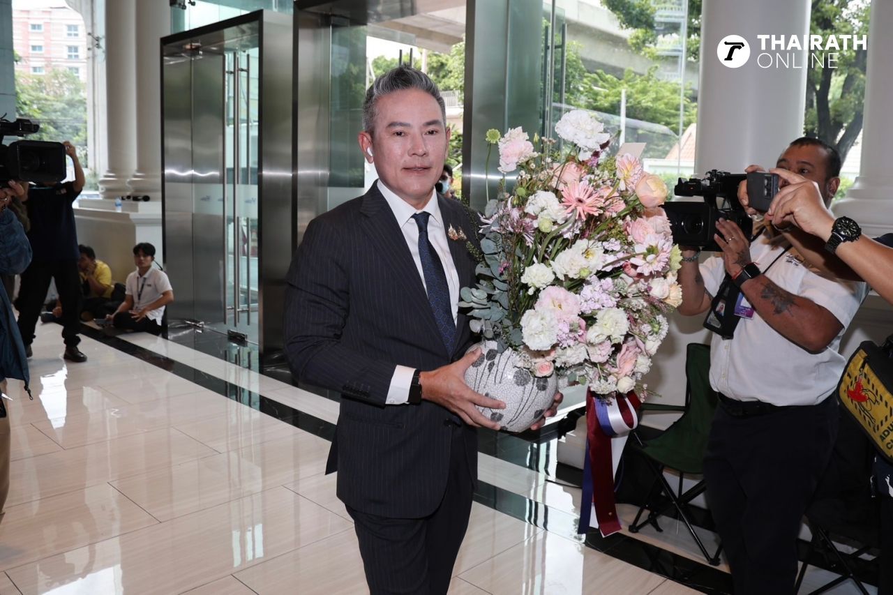 “总理阿努廷”尚未入党 “皮拉班-纳特蓬”送花致贺