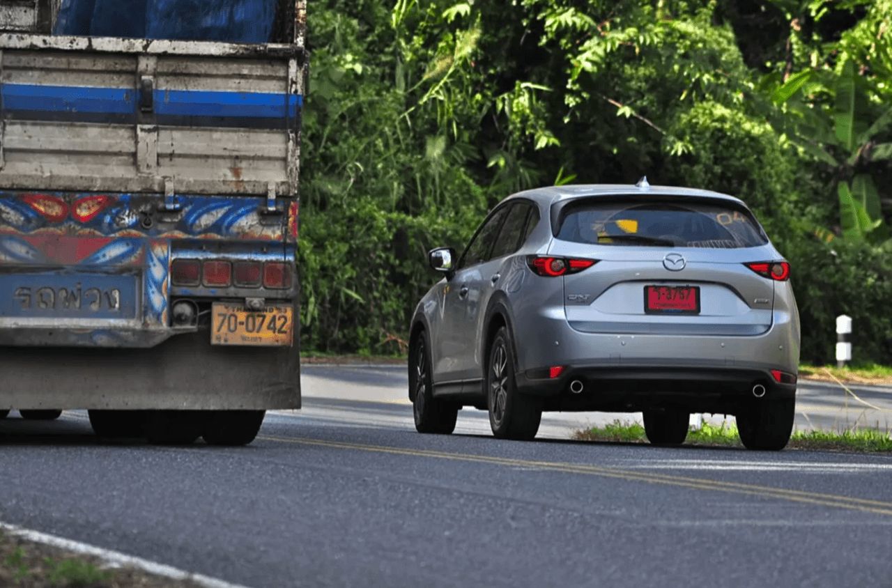 超车大货车，如何确保安全