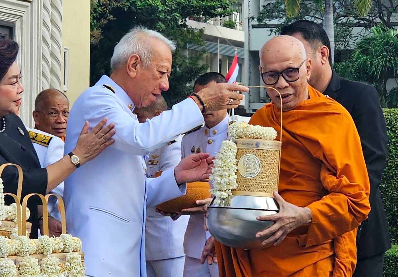政府举行七日法事，献给皇后诗丽吉陛下的皇家功德