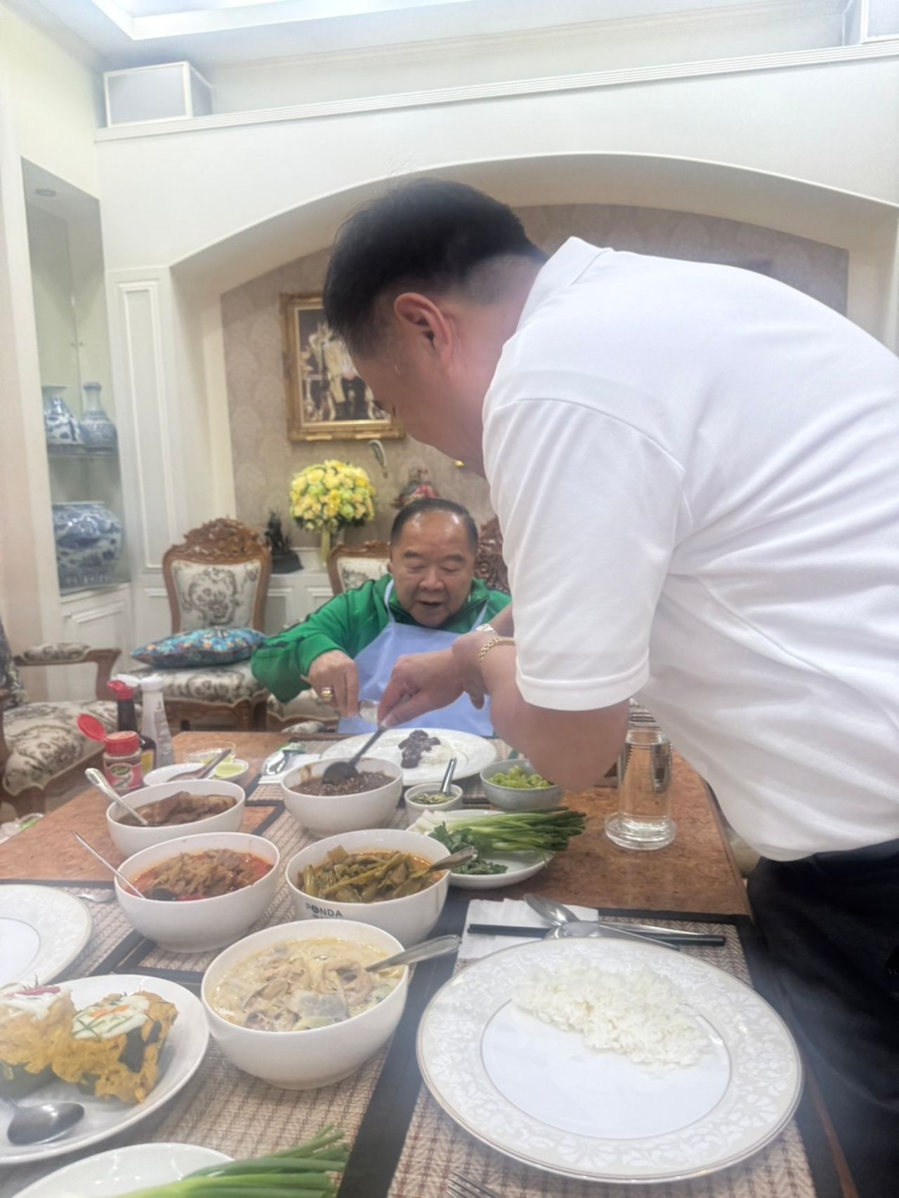 “大厨比育鹏”做鸡肉盖饭招待“阿努廷”，午宴气氛融洽