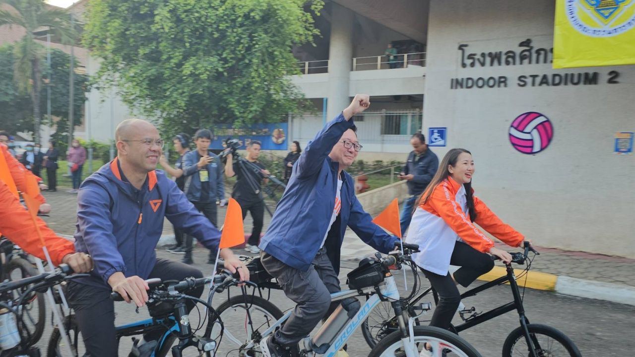 “查亚特” 带领公民党团队在清迈竞选 - 