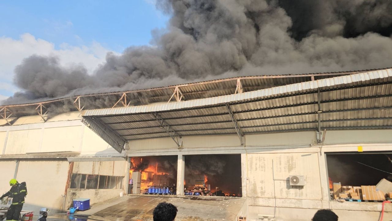 大型仓库在龙仔厝府发生火灾,损失金额尚无法估计