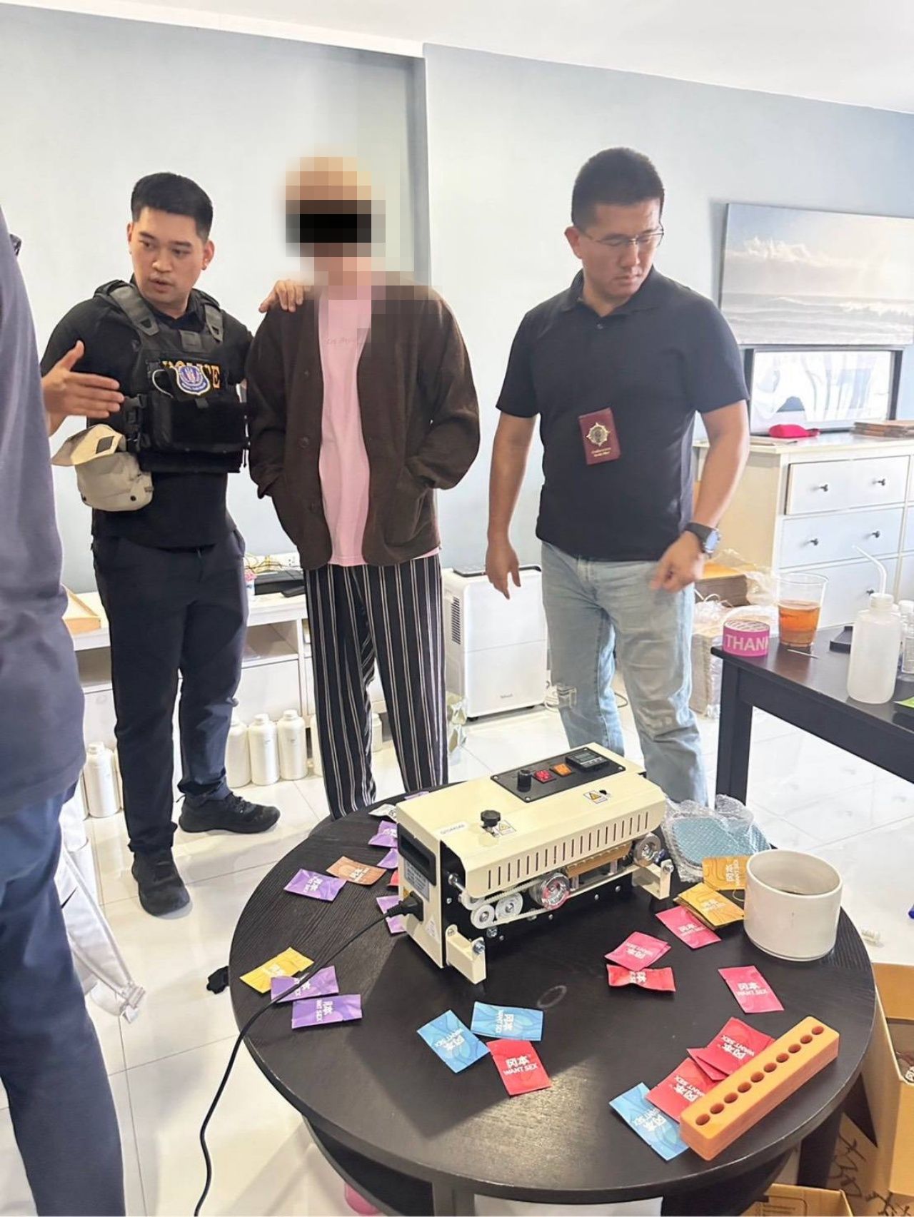 追捕灰色中国帮派 开设房间生产电子烟头在全曼谷配送 缉获大量物品