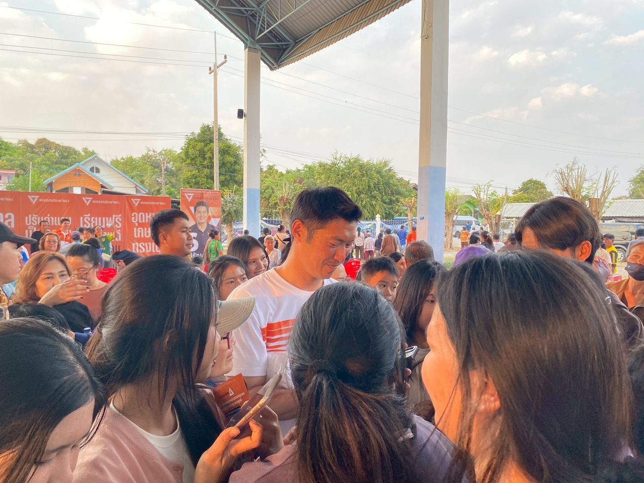 “塔纳通”帮助“阿提拉”拉票，表示厌倦旧式政治，因此与人民党共度艰难