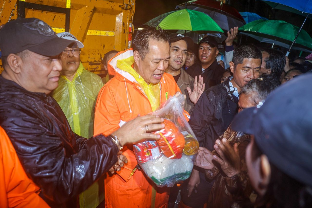 “阿努廷”携妻子挺进合艾洪水灾区，承诺3-4天内水位将下降