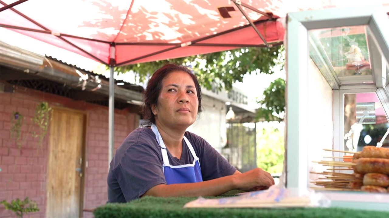 “小能”忍饥挨饿 骑车卖香肠 养活三口之家