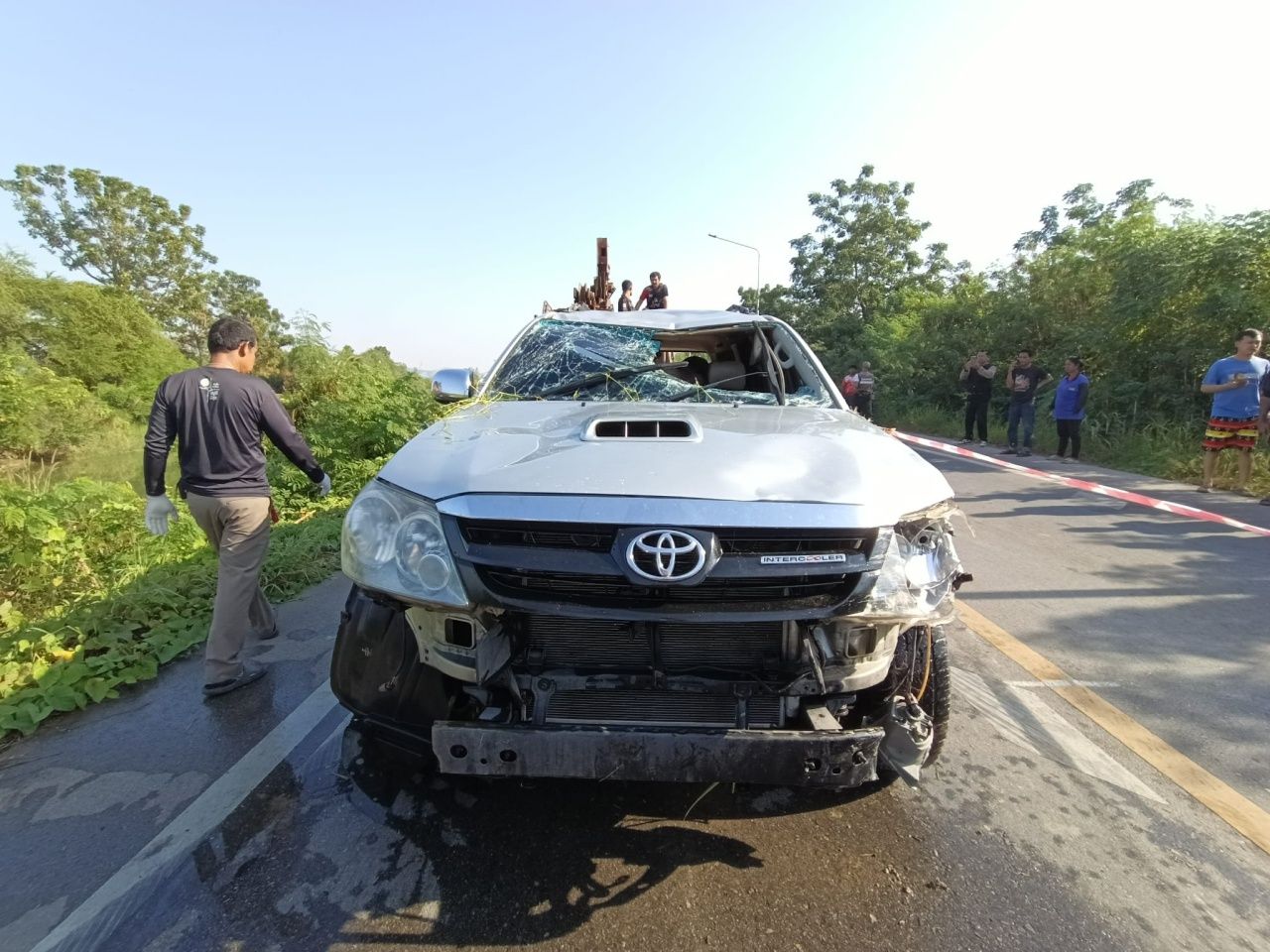 丰田Fortuner翻车坠河 惨遇9人遇难