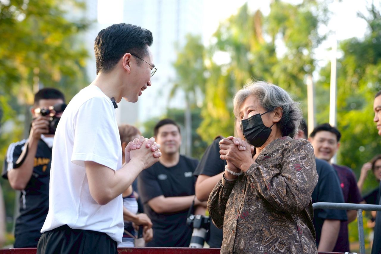 “亚森南”带领泰国为了民众党的国会议员候选人跑入叻马二花园，民众祈愿其成为总理，遇见“查察”拳碰拳并共同跑步