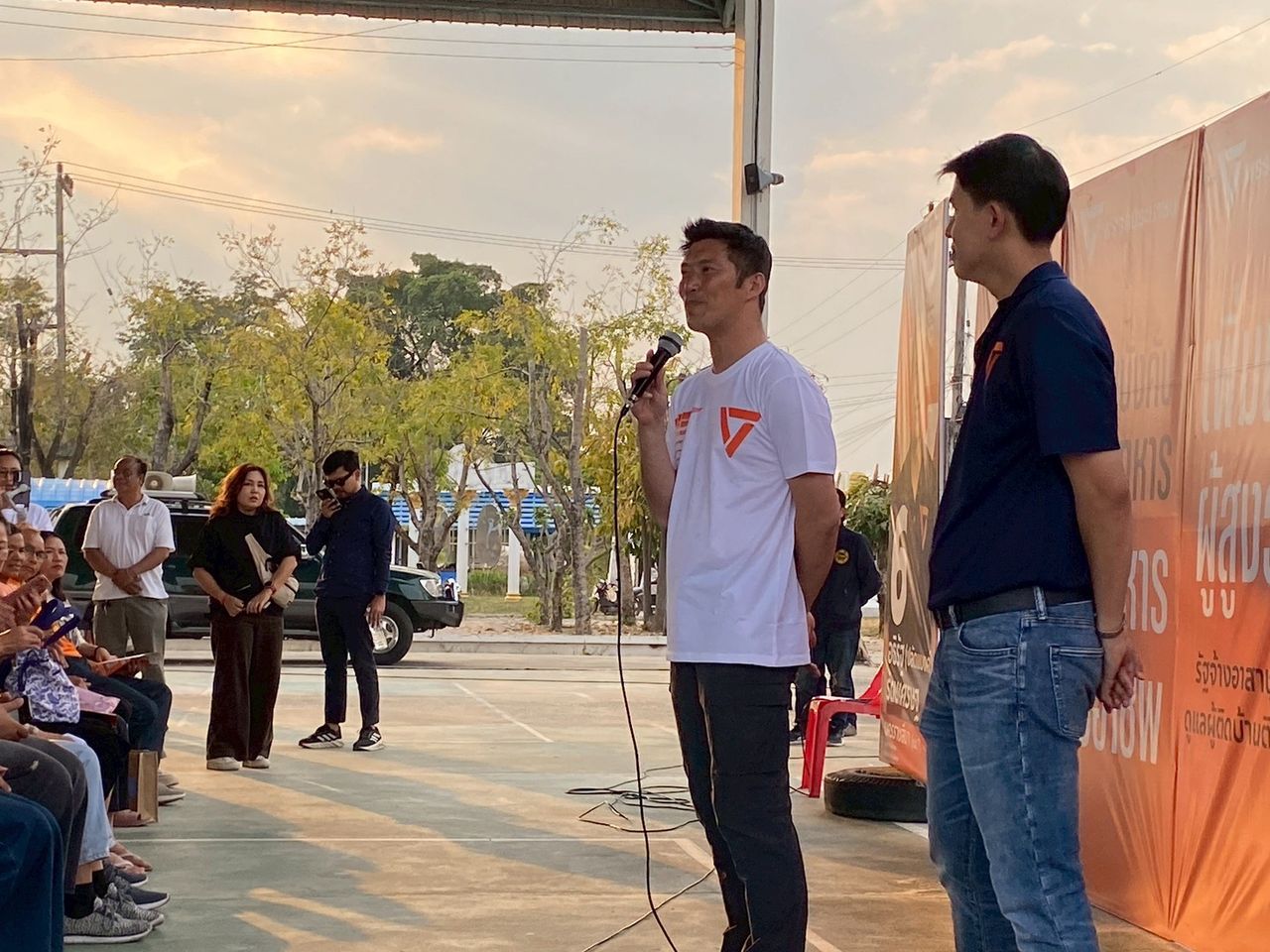 “塔纳通”帮助“阿提拉”拉票，表示厌倦旧式政治，因此与人民党共度艰难