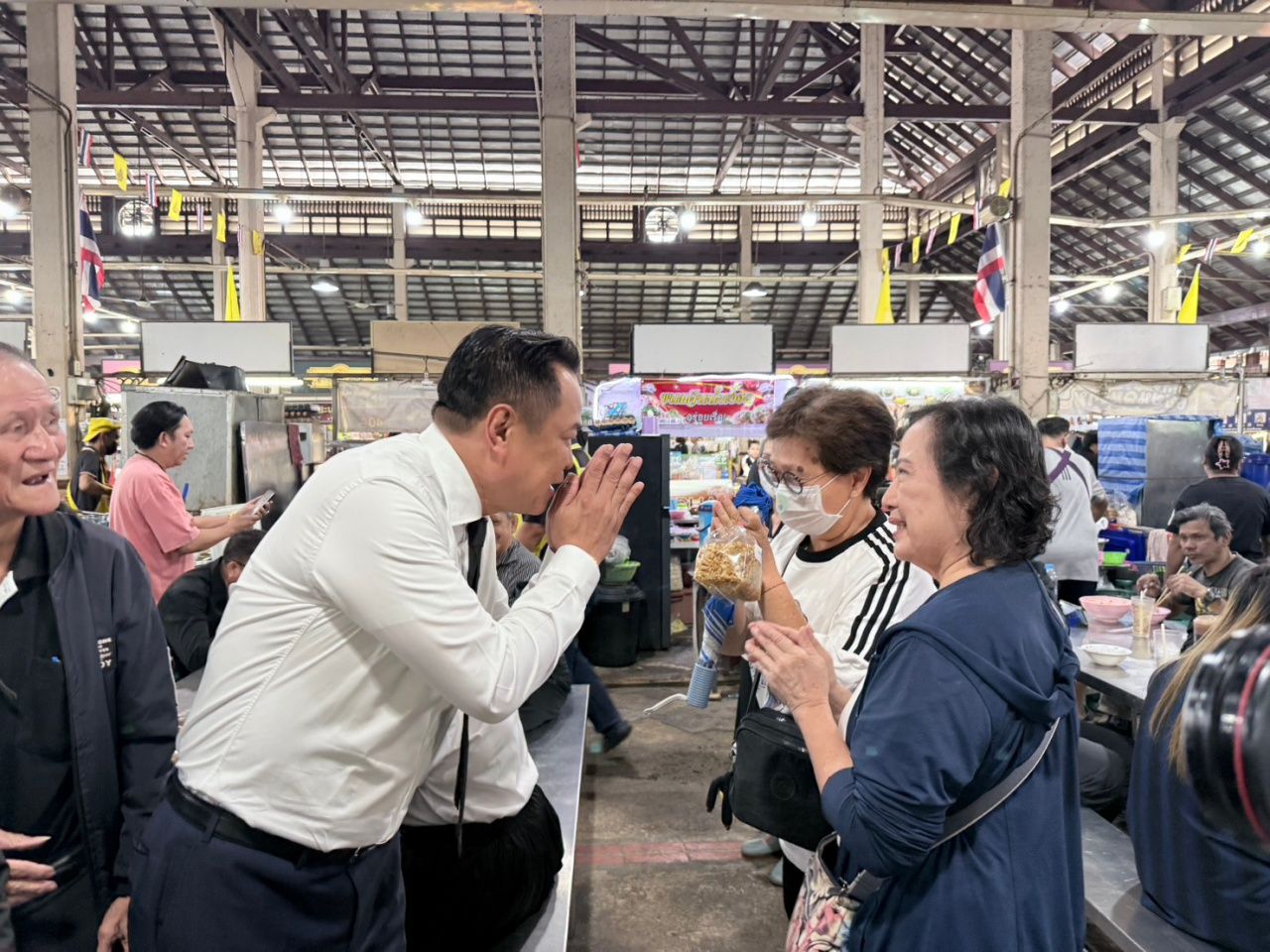 总理在南隆市场午餐 指边境三省爆炸事件属动乱行为