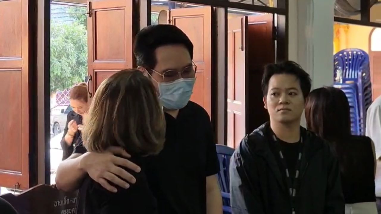 悲伤的氛围:“纳塔瓦·蓬兰加” 首夜葬礼和布道仪式