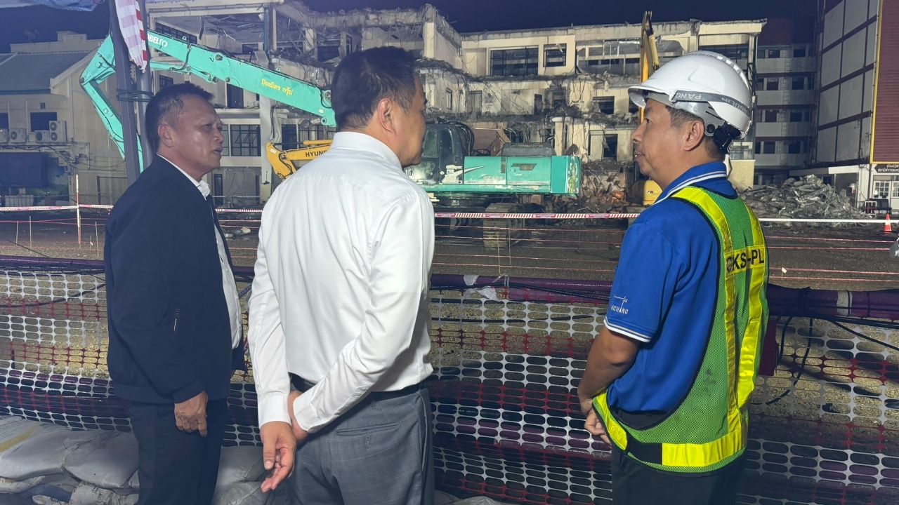 总理与内政部常务秘书-市政工程总监视察三森路道路维修进展