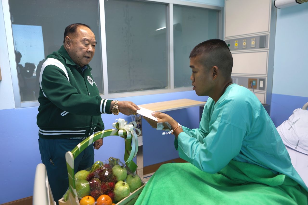 “巴威” 对在帕蒙古医院受伤的 8 名士兵表示慰问：“看到弟弟们受伤，我也感到痛心”