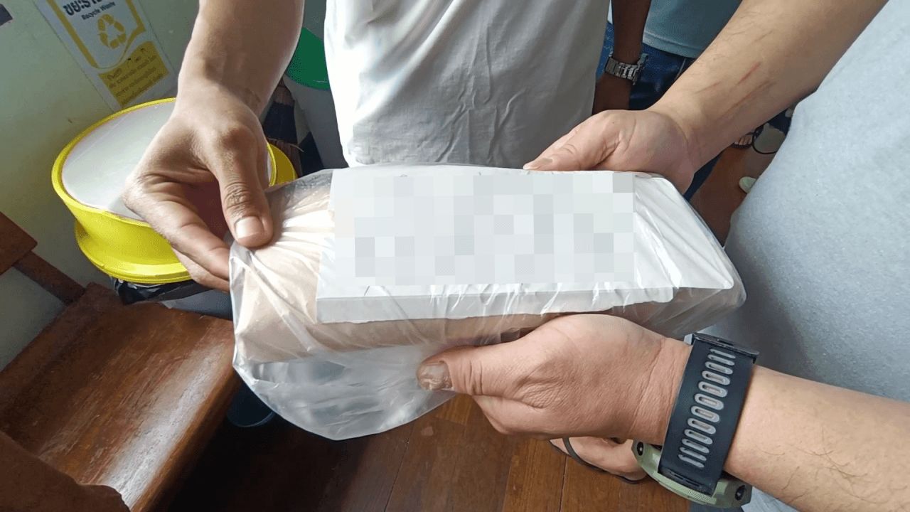 男子被拘留 涉嫌带71岁老人提取超过千万的现金