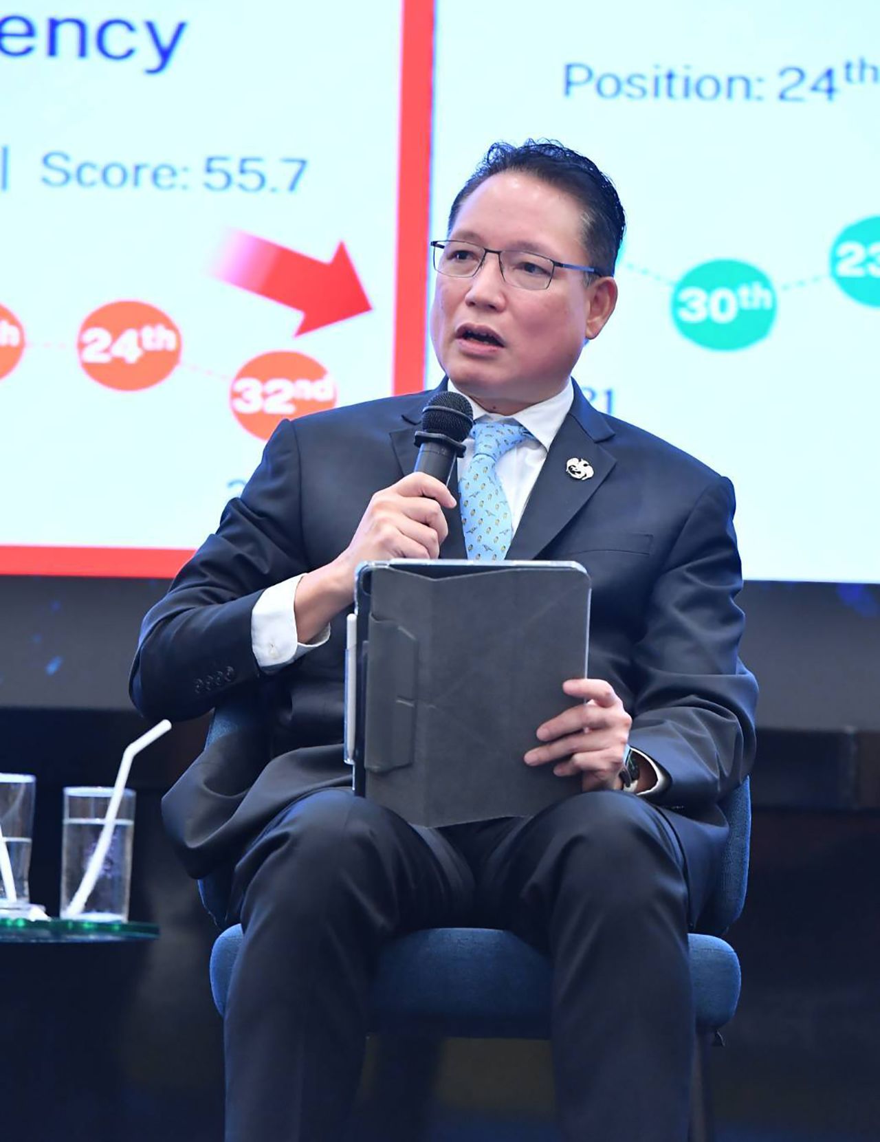 “企业说不”指出泰国经济陷入双重危机，投资者冷淡，政府需加速重建法治