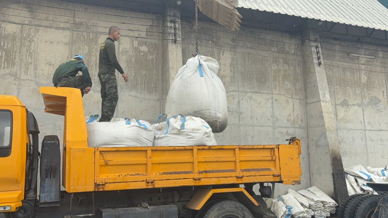 加速设置大袋封堵“帕默克大桥”裂缝 使国道33号恢复正常