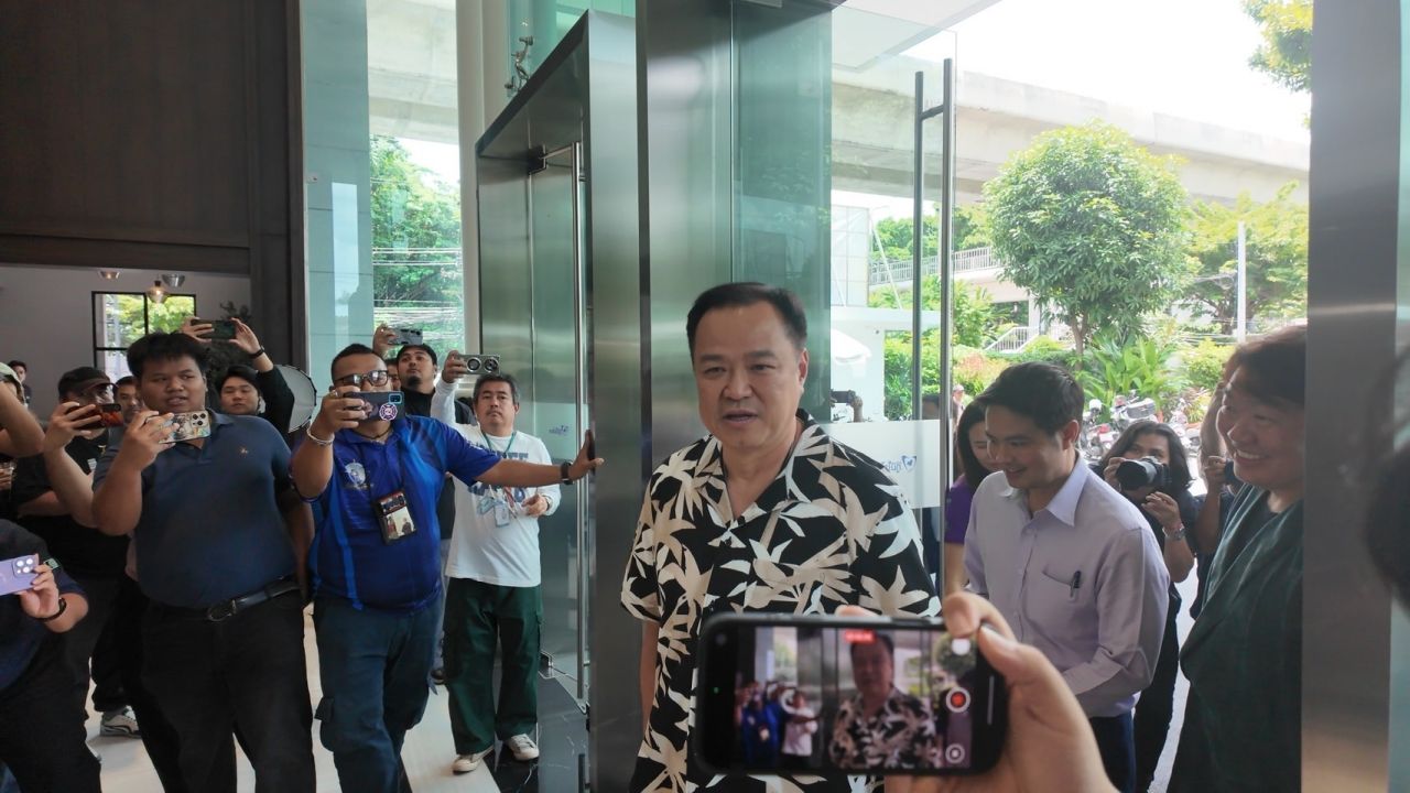 “准总理努努” 穿着休闲进入泰自豪党，内阁候选四通八达