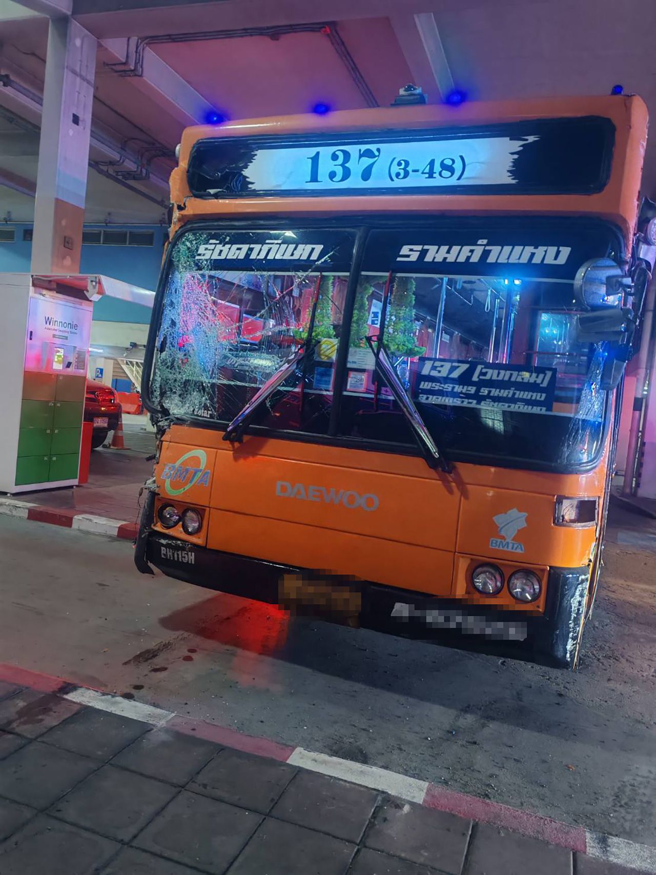 BTS澄清137路公交车撞消防车事故，加紧救助伤者-严格检查车辆状况