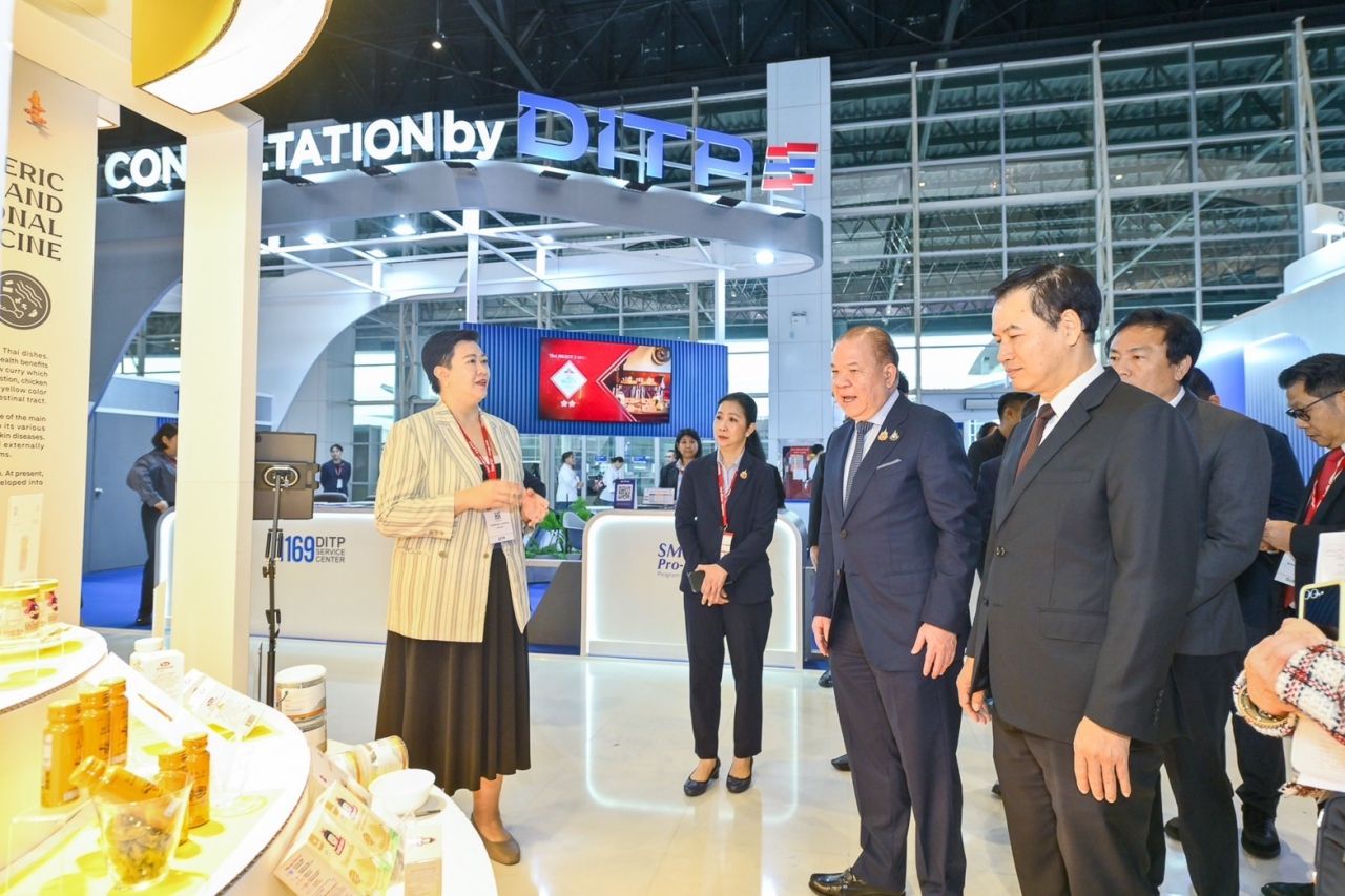 商业部长促进泰国与老挝经济，目标双边贸易达110亿美元