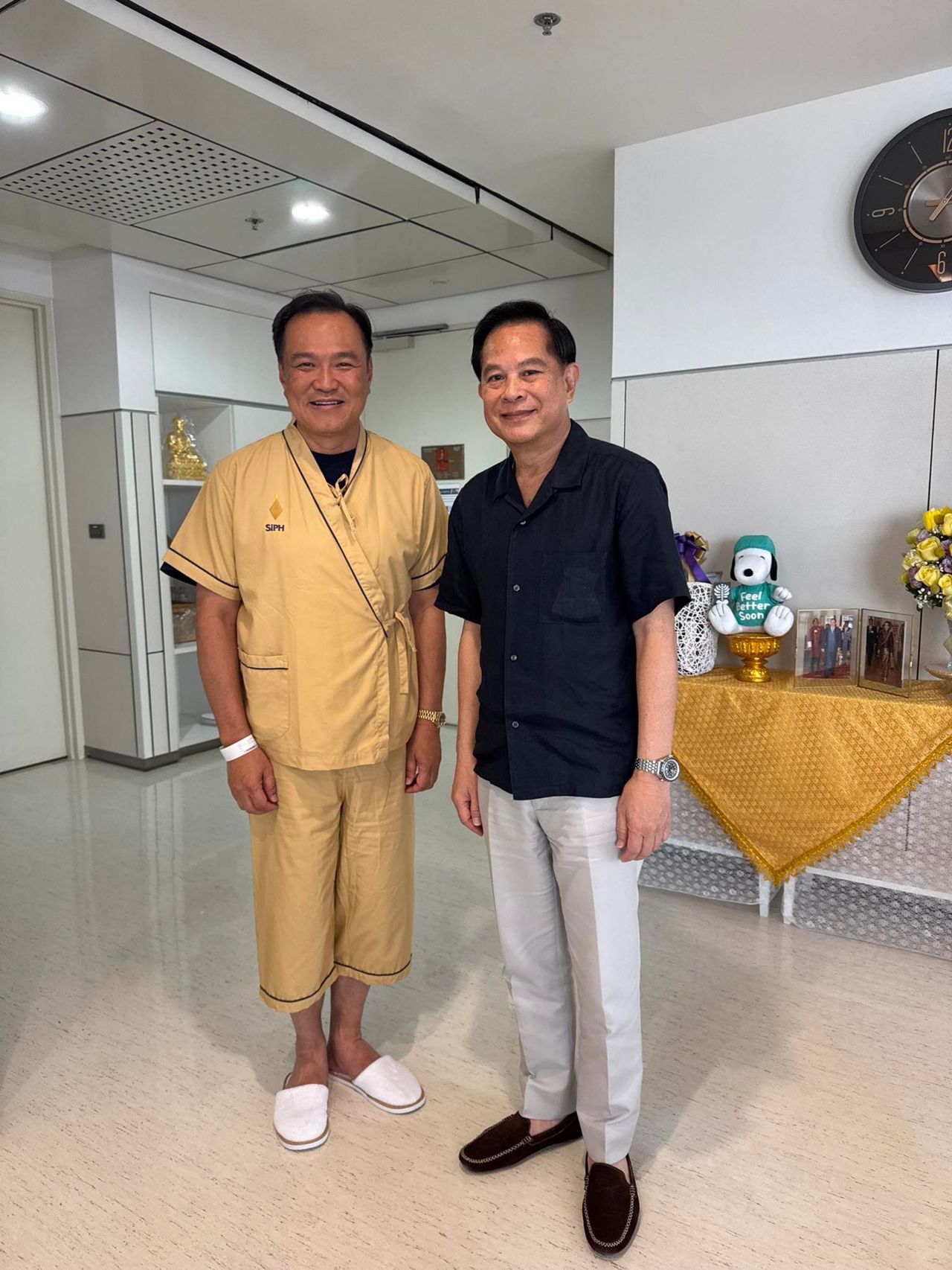 “阿努廷”感谢好心的老板“英总理”送来午餐慰问