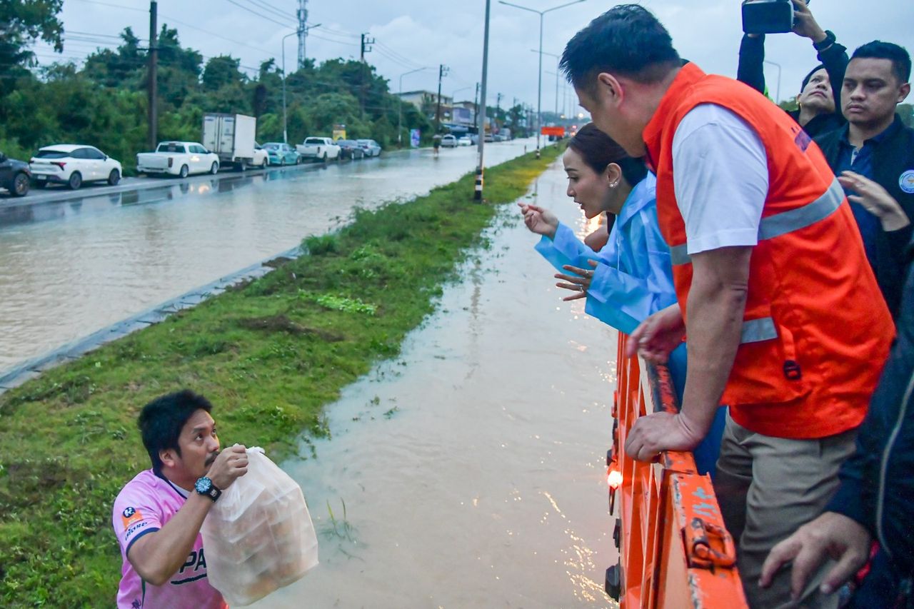 “阿努廷”携妻子挺进合艾洪水灾区，承诺3-4天内水位将下降