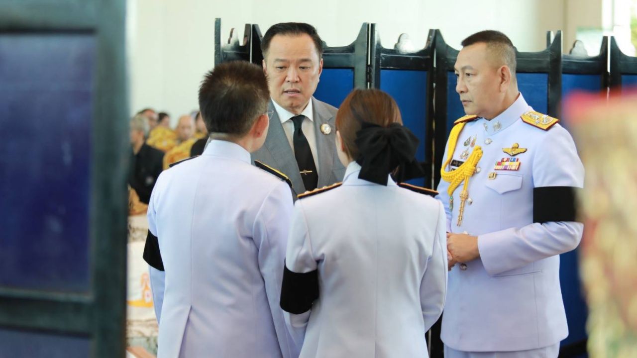 总理与警察总长一同悼念“科威特·华塔纳”并称其为指挥官的典范