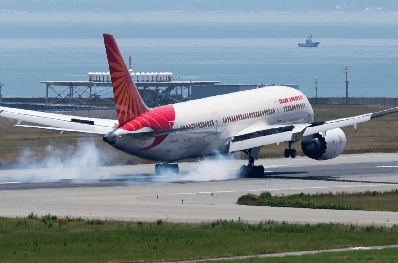 印度航空空难原因：飞行员关闭燃油开关，导致引擎熄火！