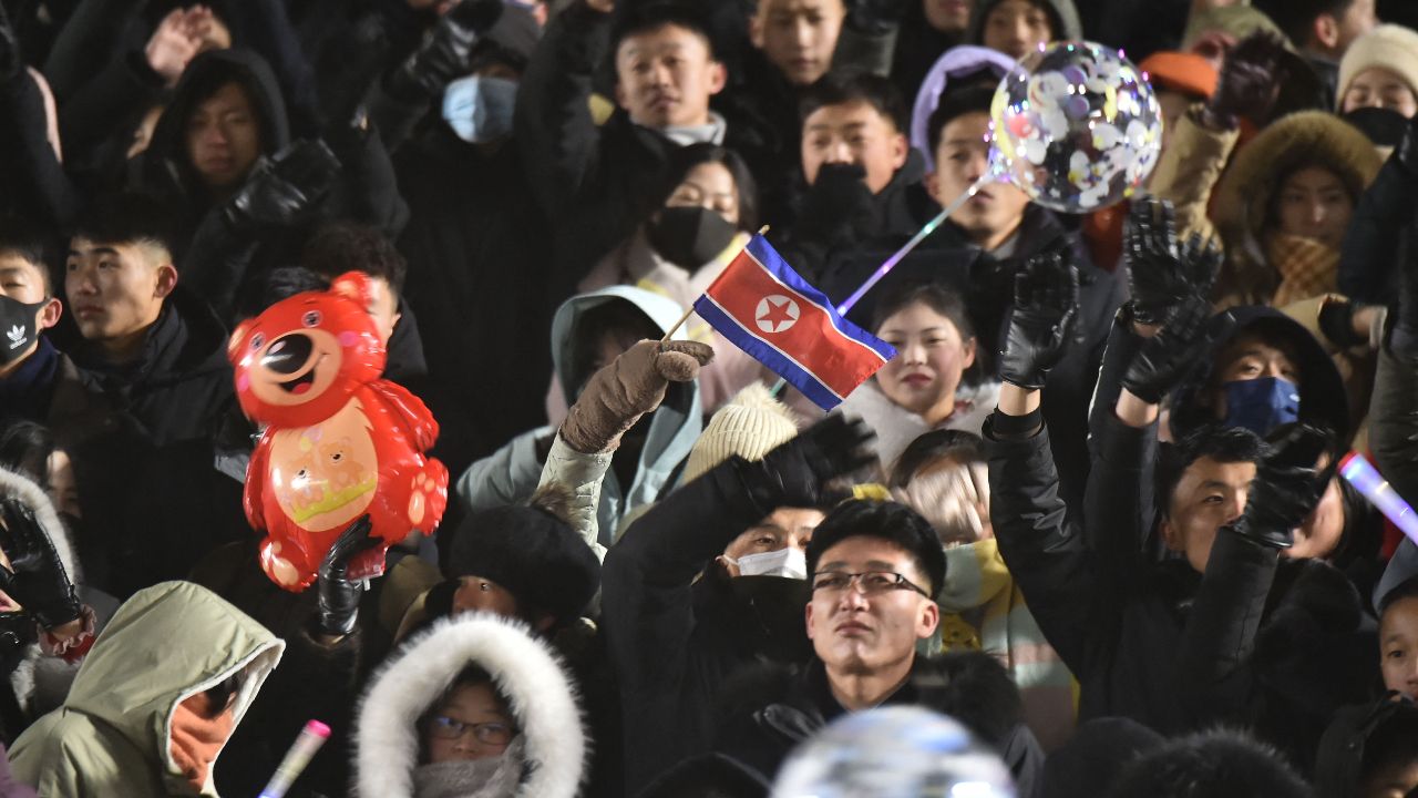 朝鲜热闹迎接新年 2569 民众聚集在平壤金日成广场庆祝