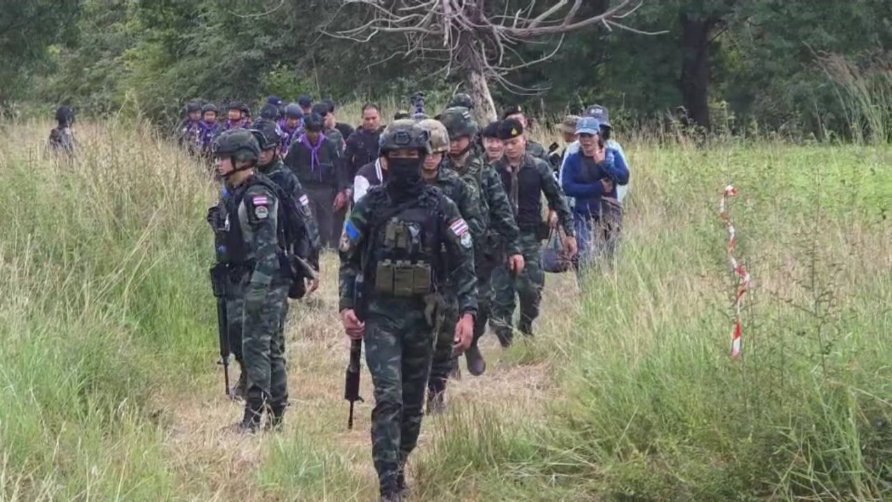 农民泪洒土地,十年后重返自己的家园