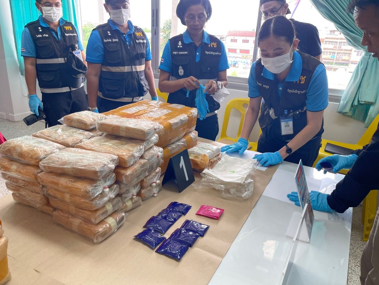 摧毁毒品网络，缴获120万颗大批量毒品，零售价值超6000万