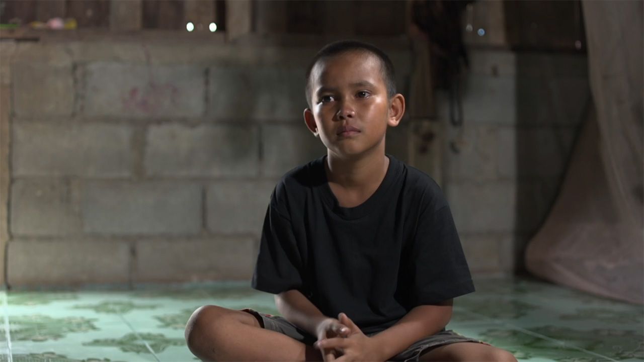 小心弟弟被亲生母亲虐待，新妈妈的拥抱治愈心灵创伤