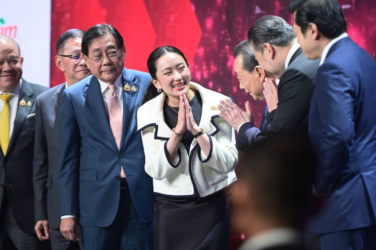 “英”建议直接询问“他信”，解释第14层法庭案件，反驳“穆迪”仅是一种观点而非评分