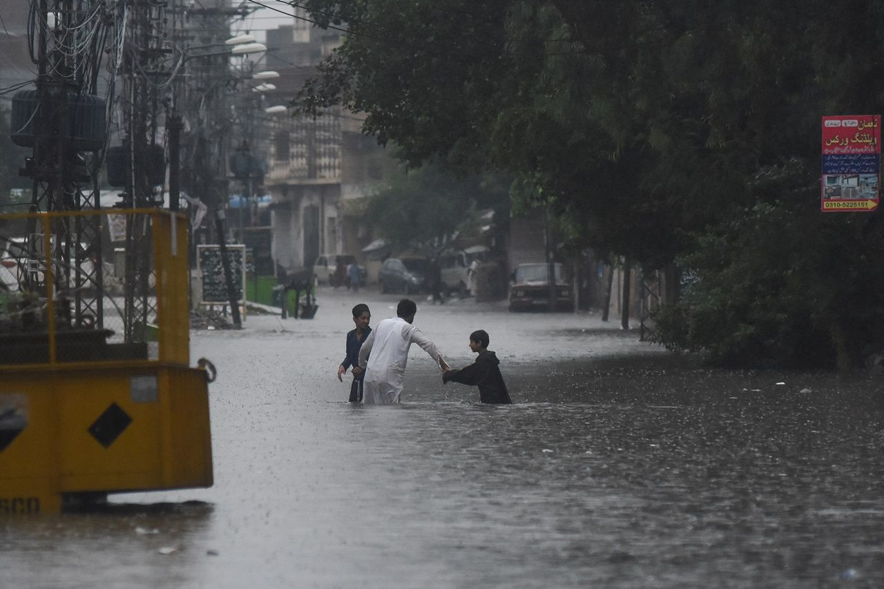 大雨袭击巴基斯坦，导致洪水和建筑倒塌，24小时内已有63人遇难