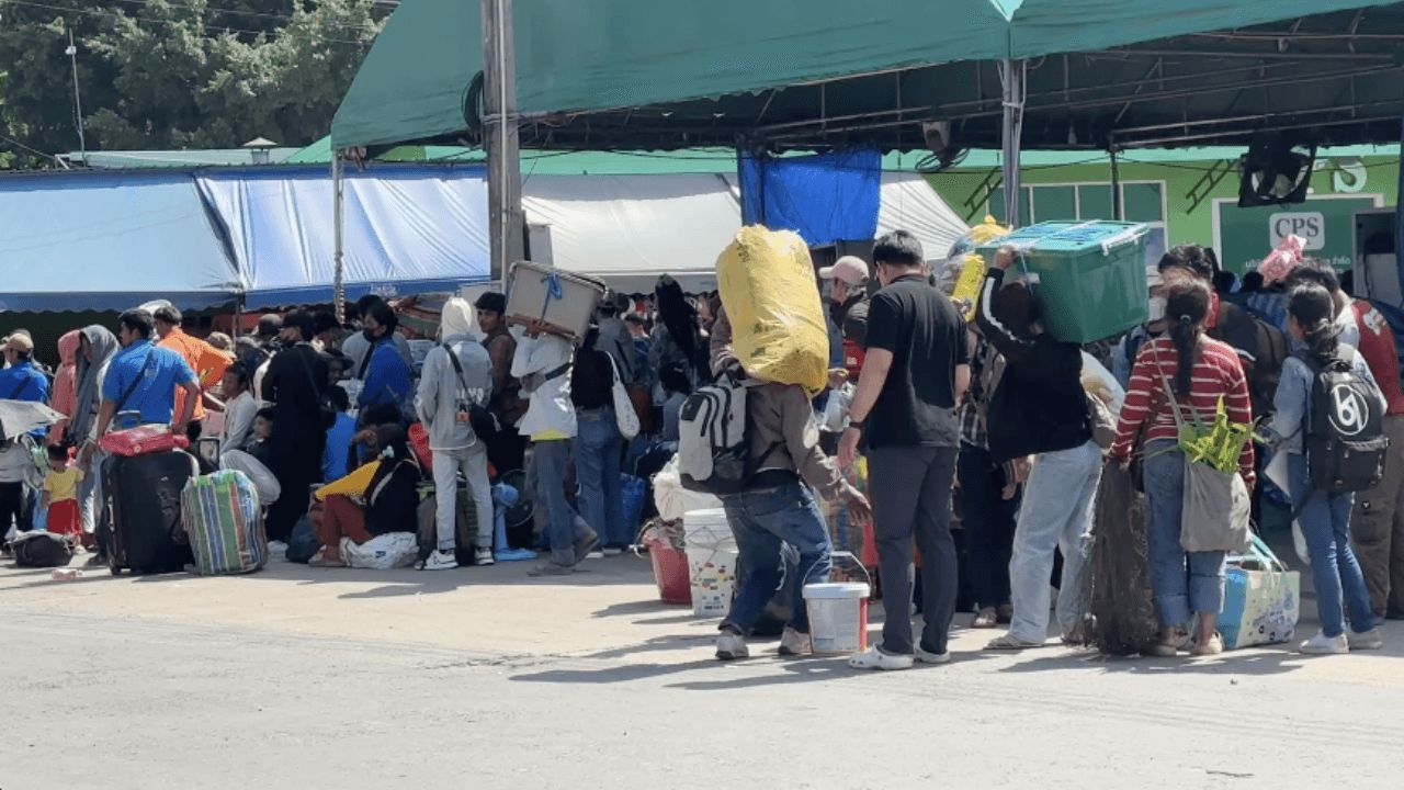 柬埔寨人涌入尖竹汶府班莱姆边境通道，希望逐步返回家乡