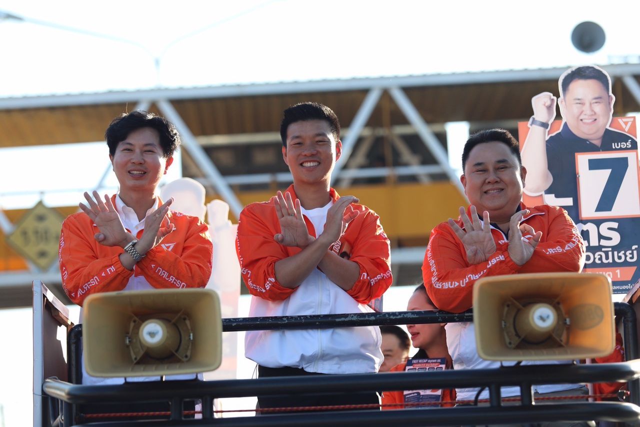 “纳塔蓬” 清晨乘车队在呵叻拜票,恳请维持原区并扩展新区