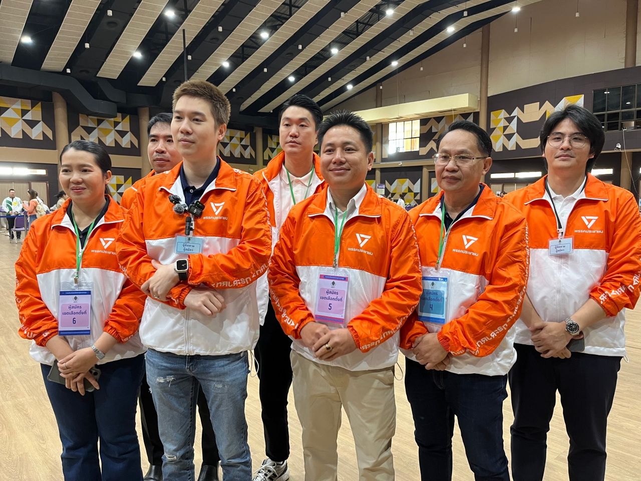 “查亚特” 带领公民党团队在清迈竞选 - 