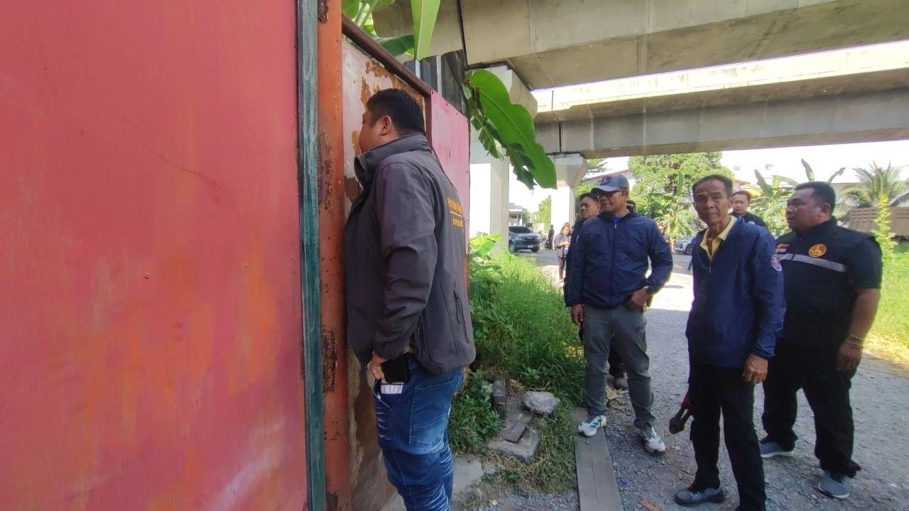 警方持搜查令突袭知名修车厂 发现价值900万的豪车 受害者修理2年仍未取回