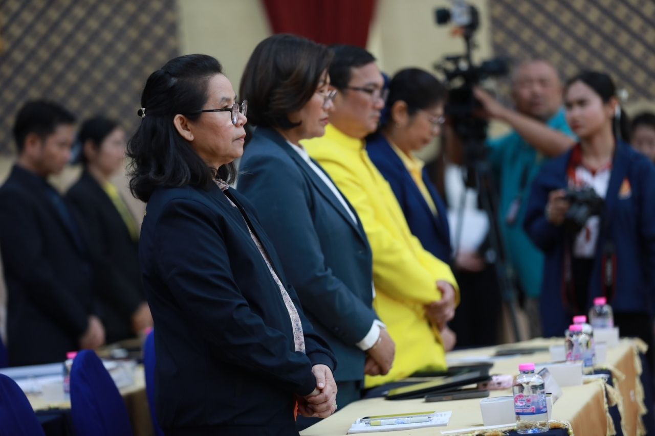 带领教师为边境冲突遇难者默哀 教育部长强调加紧关照受影响学生