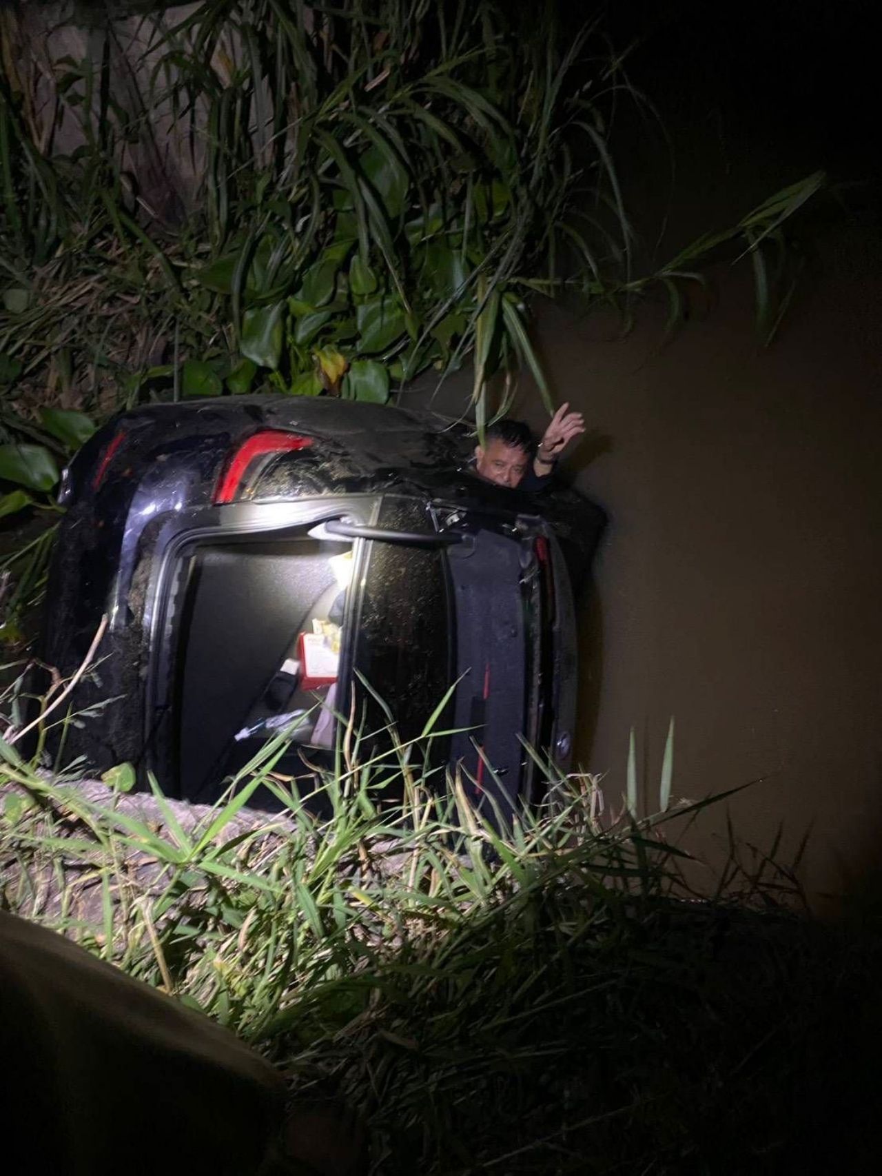 副局长驾驶BMW轿车坠入运河,救援人员破窗紧急施救