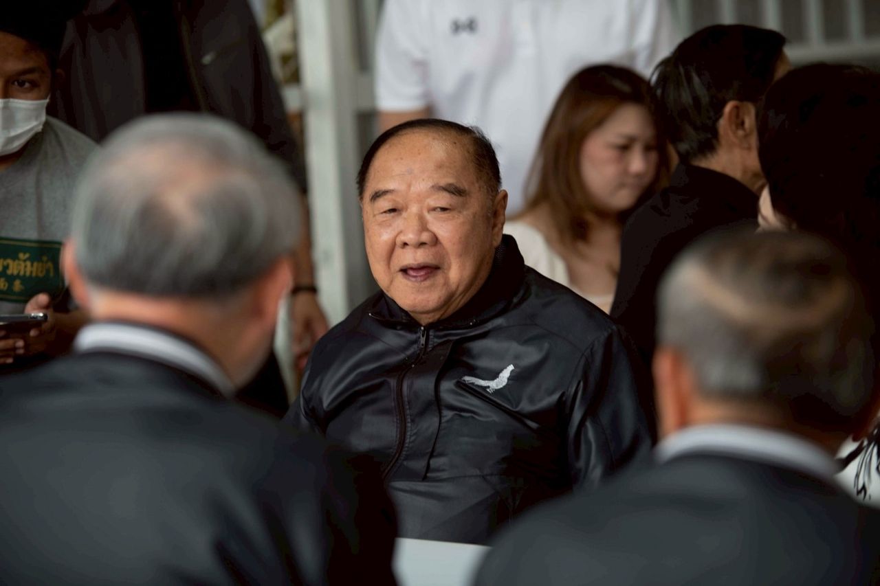 “大鹏”光顾著名面馆，坚称是私事非拉票