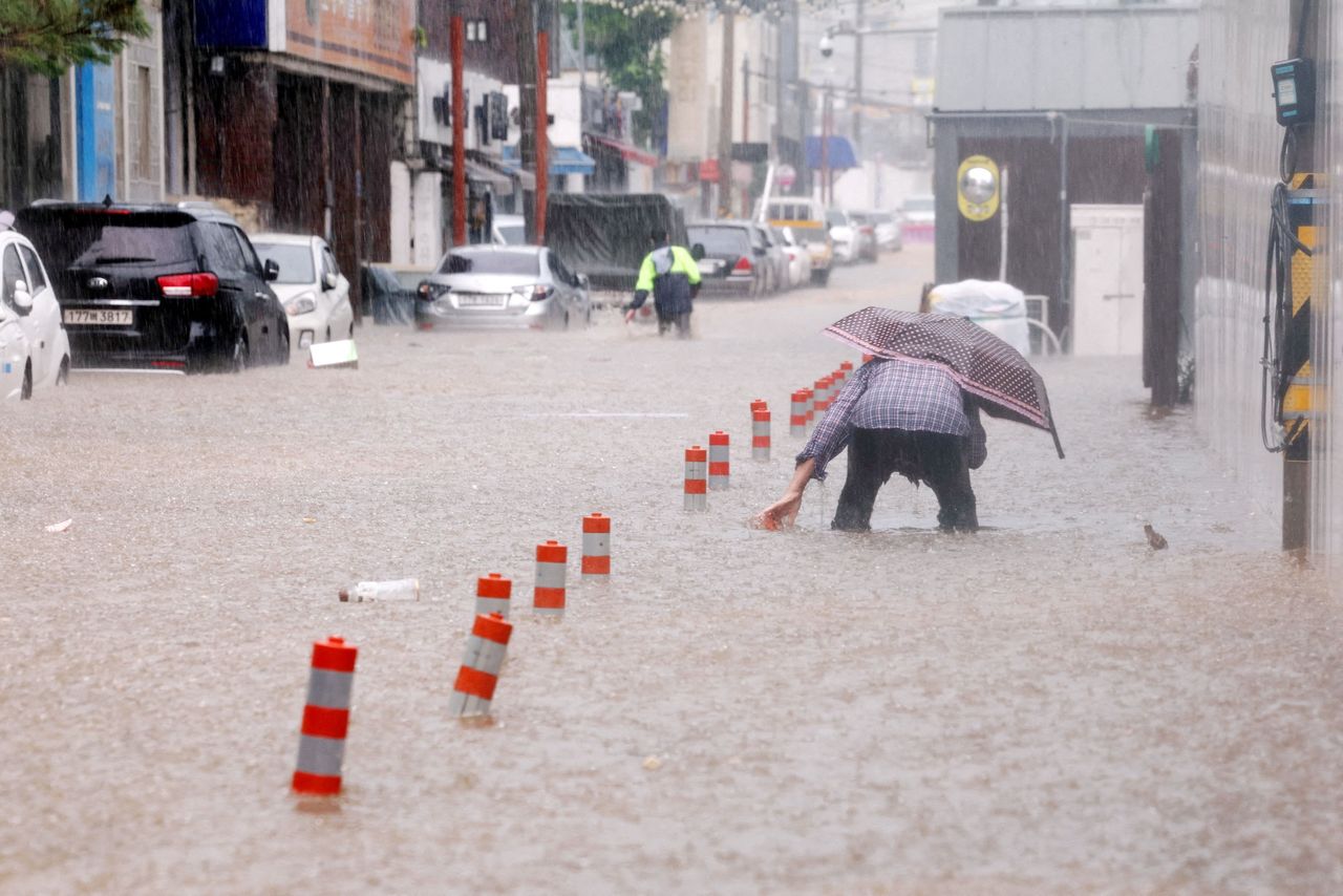 韩国暴雨致2人死亡，超过1000人疏散