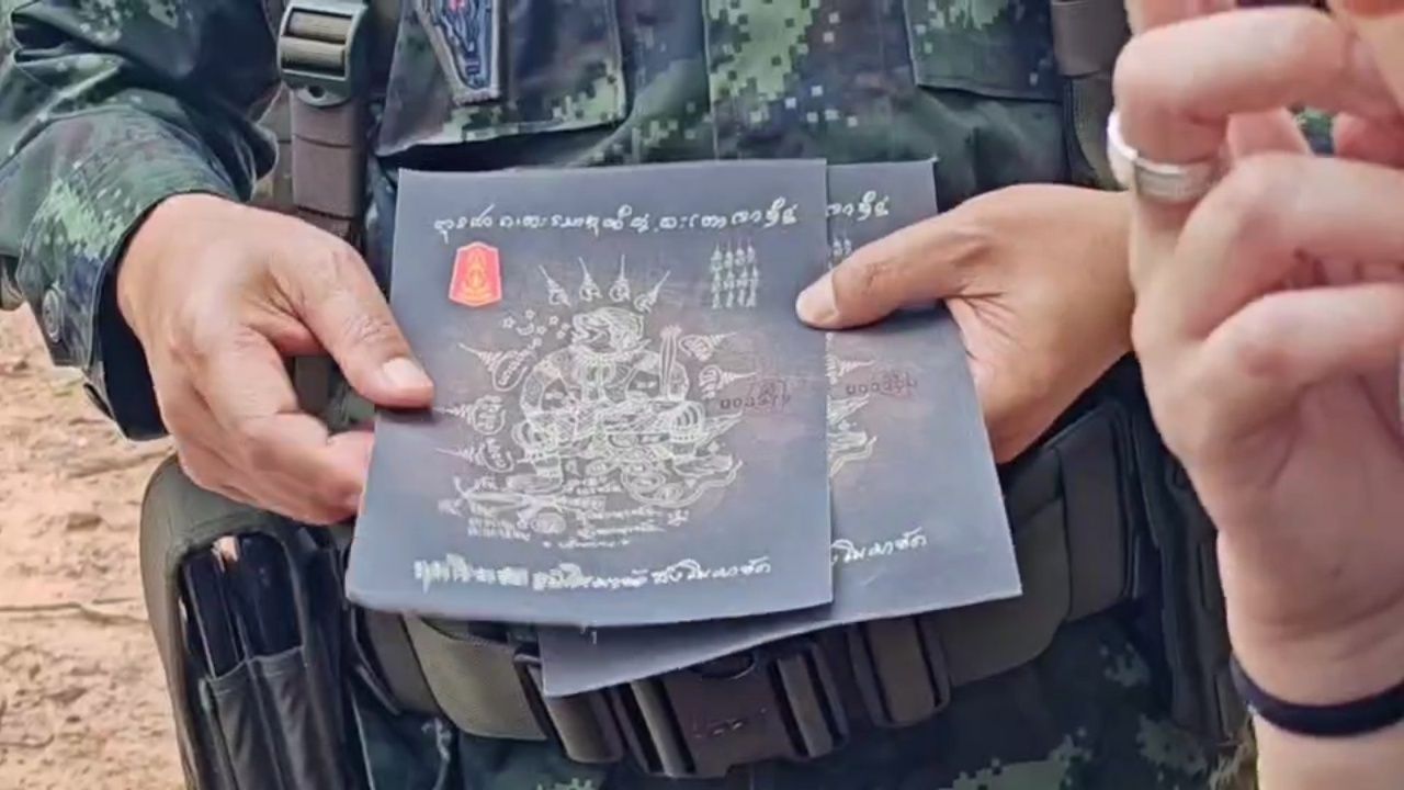 第二區司令鼓勵前線士兵，展示普烏拉曼護身符作為戰場上的精神支柱