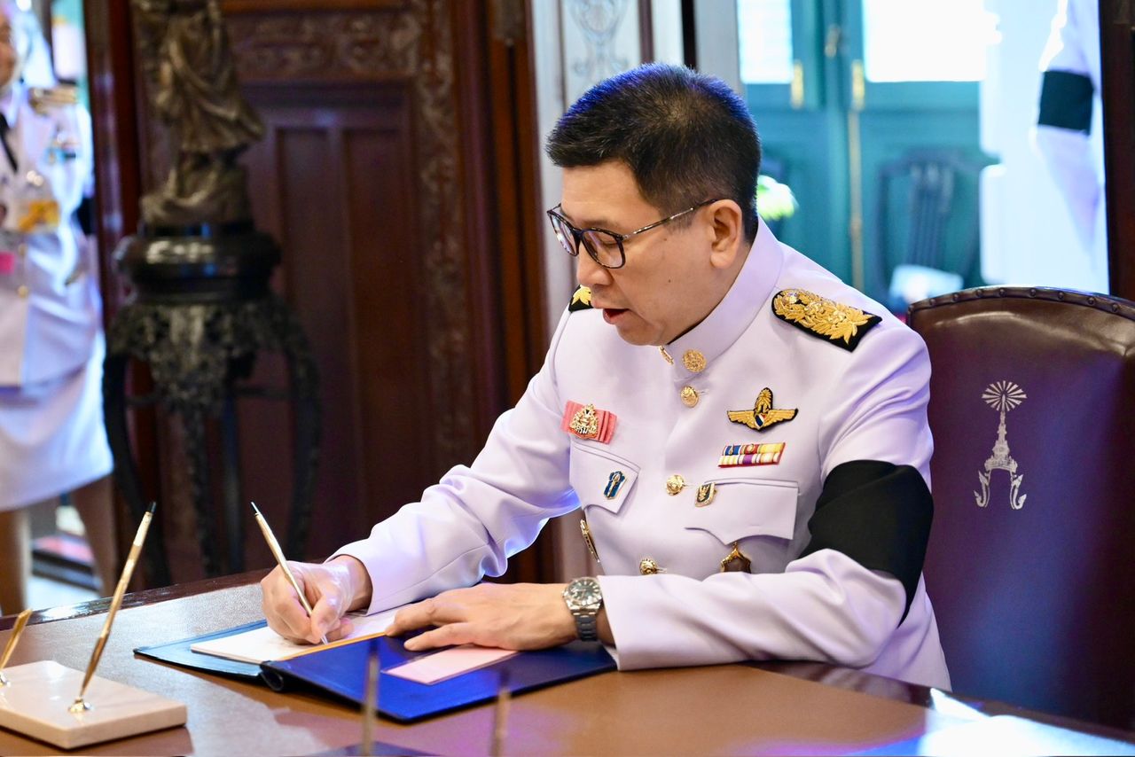 总理委托“博万萨克”签署新年祝贺国王和王后