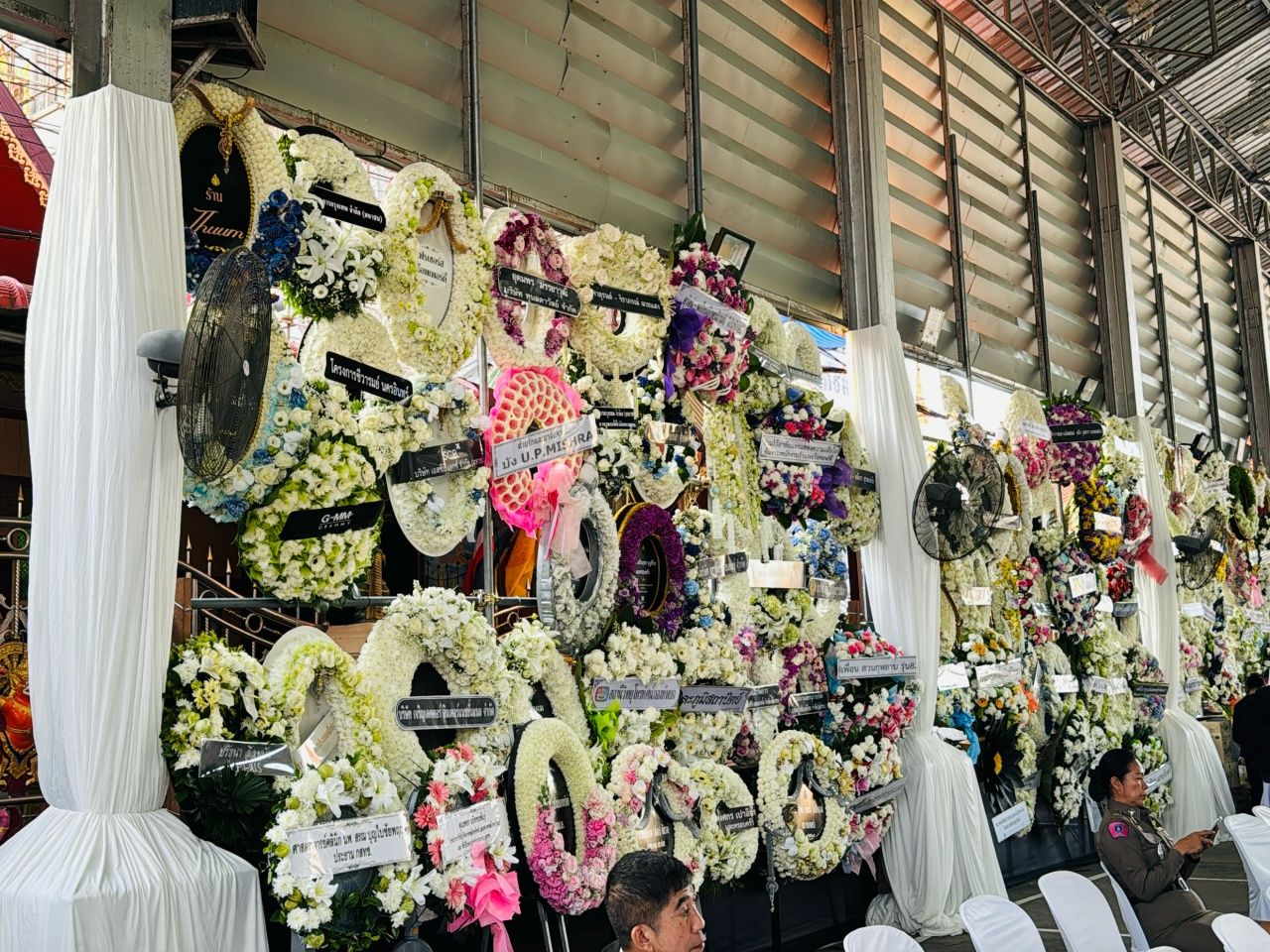 总理阿努廷参加“王秘书-警官托萨克”之母的葬礼