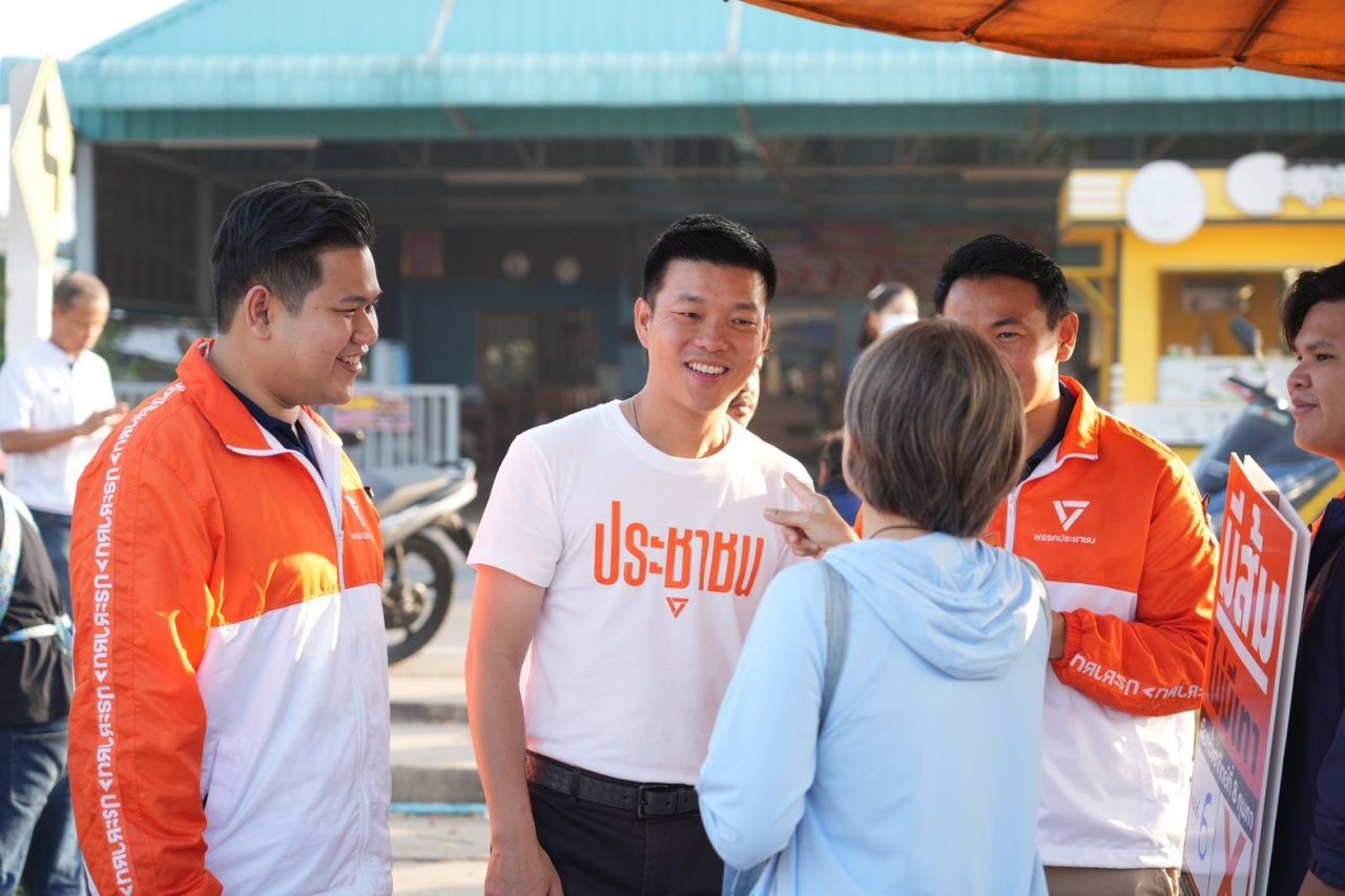 “腾” 赞同年度事件：举手投票“阿努廷”担任总理 时与摊贩亲切互动